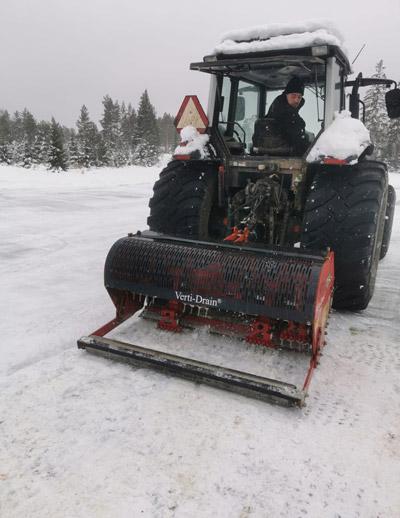 Hirsalan huoltopäällikkö AP Marjatsalo rikkoo jäätä ilmastajalla viheriöltä, jolle sitä ehti kertyä vuodenvaihteen lämpötilojen vaihtelujen aikaan