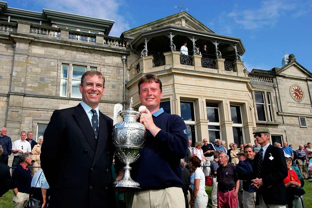 Prinssi Andrew ja Amateur Championshipin vuoden 2004 sankari Stuart Wilson hymyilevät kilpaa St Andrewsin klubitalon portailla