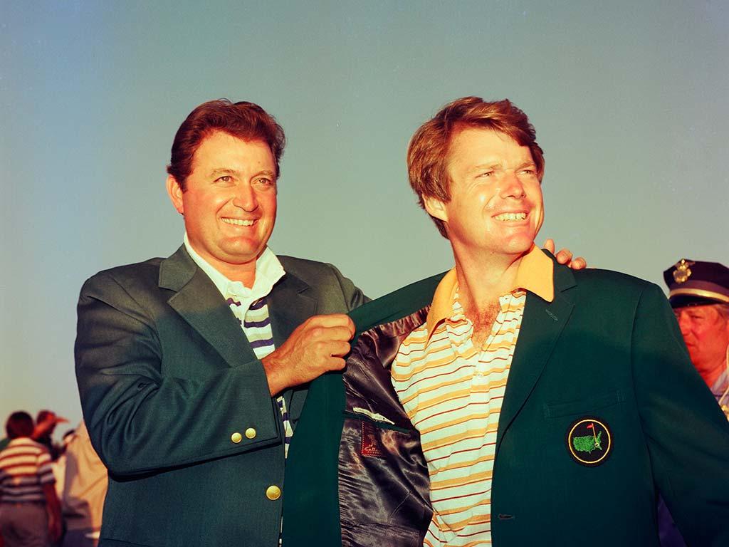 Ray Floyd auttoi Tom Watsonille vihreän takin ylle huhtikuussa 1977