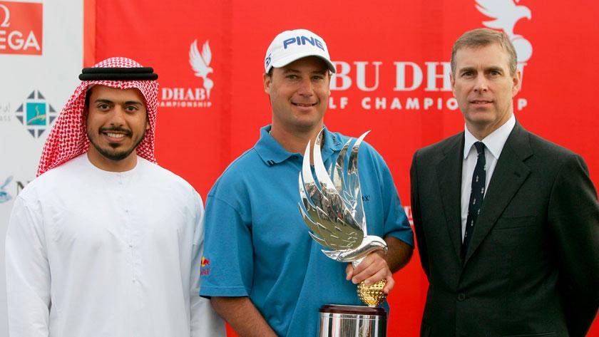 Sheikki Sultaan Bin Tahnoon Al Nahyan (vas.), voittaja Chris DiMarco ja prinssi Andrew vuoden 2006 palkintojenjaossa Abu Dhabi Championshipissa