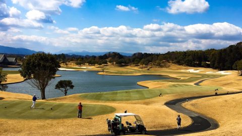 Japani golfkenttä keväällä
