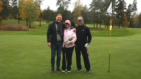 Toimitusjohtaja Timo Tuominen onnitteli Ritva Mäkeä Kankaisten Golfin päätösviheriöllä. Ritvan peliseurana oli hänen miehensä Kari.