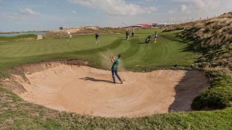 Golfmessuilla tapahtuvan arvonnan voittaja pääsee pelaamaan Abu Dhabin parhaaksi kentäaksi yleisesti arvioitua Yas Linksia