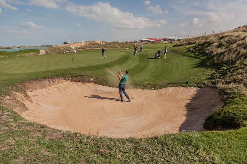 Golfmessuilla tapahtuvan arvonnan voittaja pääsee pelaamaan Abu Dhabin parhaaksi kentäaksi yleisesti arvioitua Yas Linksia