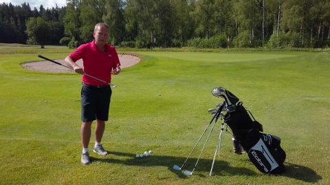 Antti Vaalas testasi Cobran Snakebite wedgejä Kurk Golfissa.