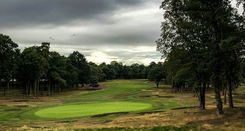 Lontoon lähistöltä löytyy kymmenittäin loistavia golfkenttiä. Yksi niistä on Woking Golf Club