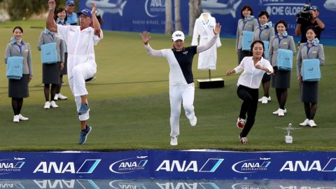 Jin Young  Ko (kesk.) hyppäsi  caddiensä ja managerinsa kanssa perinteen mukaisesti 18:n viheriön viereiseen lampeen.