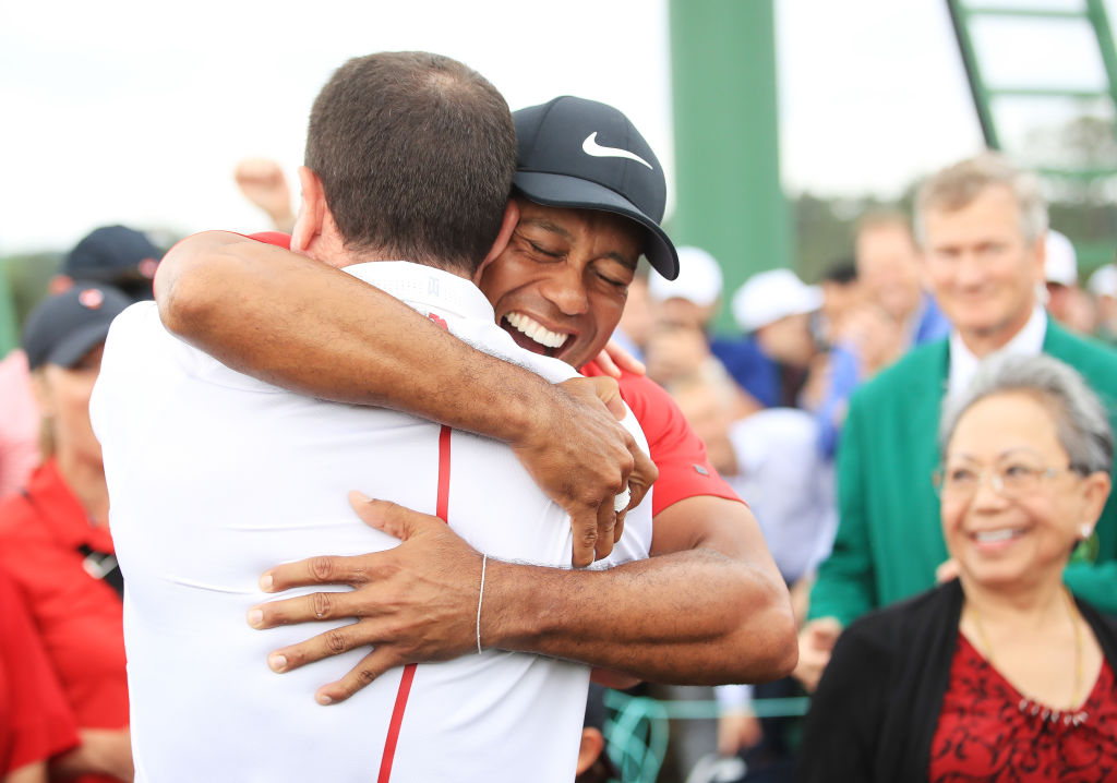 Tiger Woodsin tunteet tulivat pintaan voiton myötä. Halattavana manageri Mark Steinberg. Oikealla äiti Kultida Woods