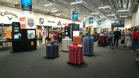 Golf Centerin myymälä sijaitsee Tapiola Golfin yhteydessä.
