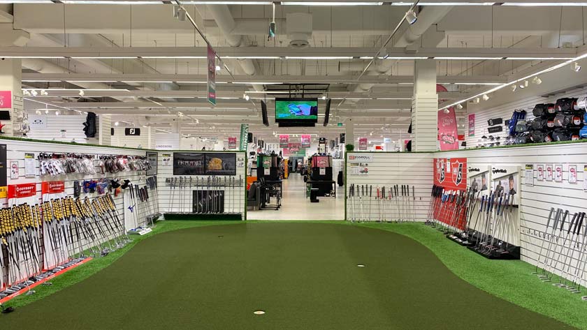 Golf Skyn Espoon myymälässä on kattavan tuotevalikoiman lisäksi käytössä  puttiviheriö sekä laaja lyöntialue myös mailafittauksia varten.