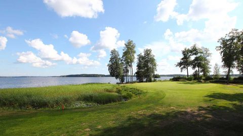 Imatran Golf sijaitsee Immalanjärven rannalla Stora Enson mailla.
