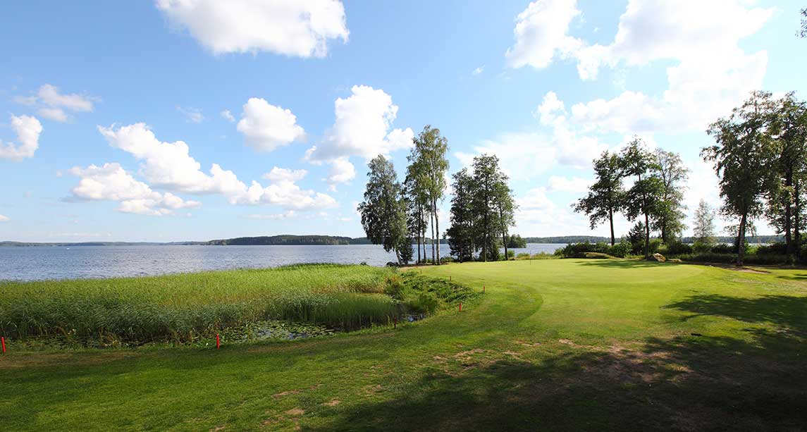 Imatran Golf sijaitsee Immalanjärven rannalla Stora Enson mailla.