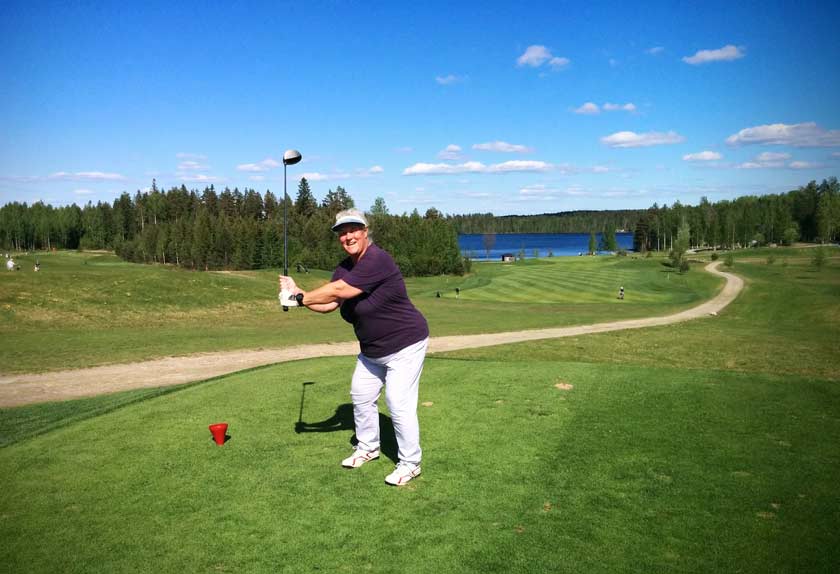 Jaana Nyström opastaa ja viihdyttää oman seuran pelaajia ja vieraita Revontuli Golfissa omaan jäljittelemättömään tyyliinsä
