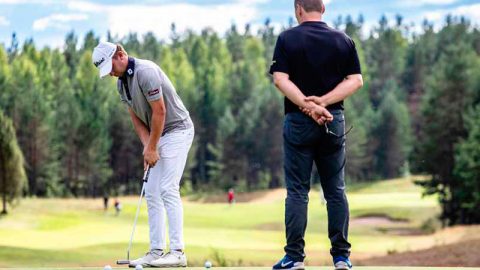 Golfliiton huippu-urheilupäällikkö Juha Juvonen toimii myös Oliver Lindellin henkilökohtaisena valmentajana.