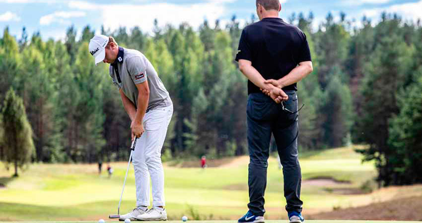 Golfliiton huippu-urheilupäällikkö Juha Juvonen toimii myös Oliver Lindellin henkilökohtaisena valmentajana.
