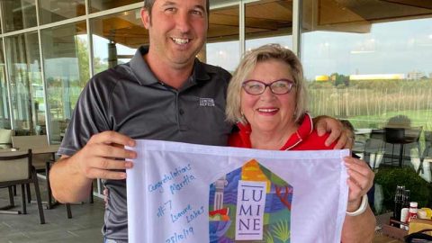 Maritta Paanen sai holaristaan onnittelut ja ikimuistoisen lipun Luminen golfkeskuksen edustajalta
