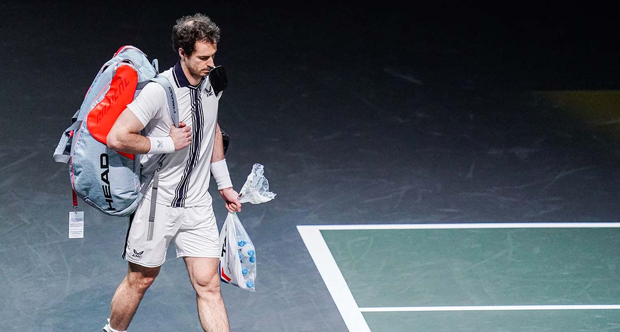 Tenniksessä Andy Murray on jo tottunut kantamaan omia urheiluvarusteitaan kentällä.