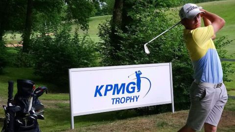 Oliver Lindell kilpailee yhteistyökumppaninsa KPMG:n kisassa Belgiassa.