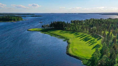 Paltamo Golf sijaitsee Oulujärven rannalla upeissa maisemissa. Kuvassa mieleenpainuva 17. reikä.