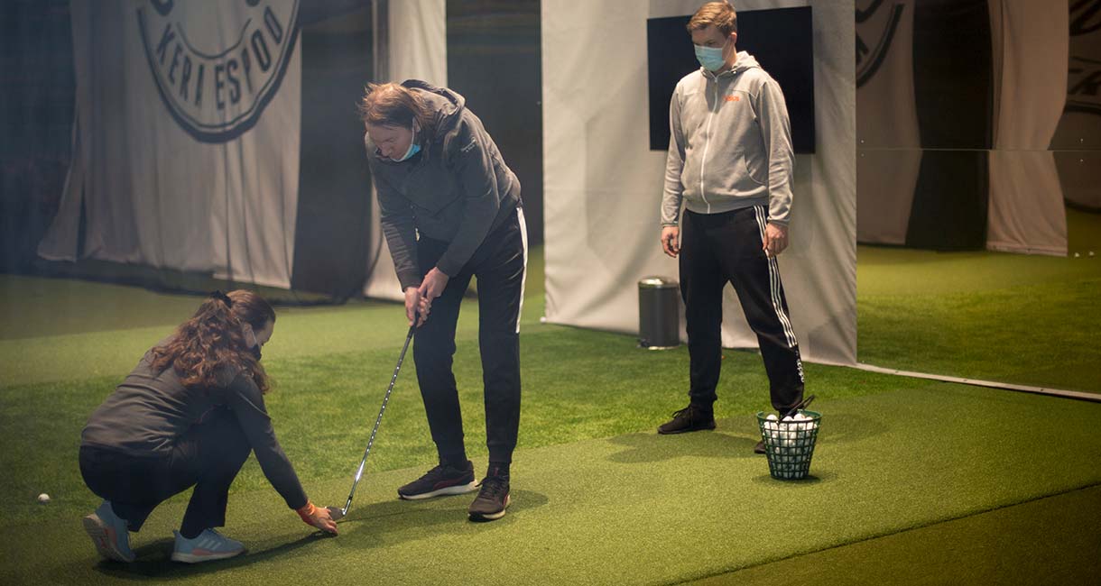 Golfopettaja Iida Nikka ja fysioterapeutti Antti Mustalahti tapaavat Panu Laturin (keskellä) kerran viikossa golftreeneissä Espoon GoGolf Loungessa. Ja aina joku heistä voittaa päivän putti- ja chippikisan.
