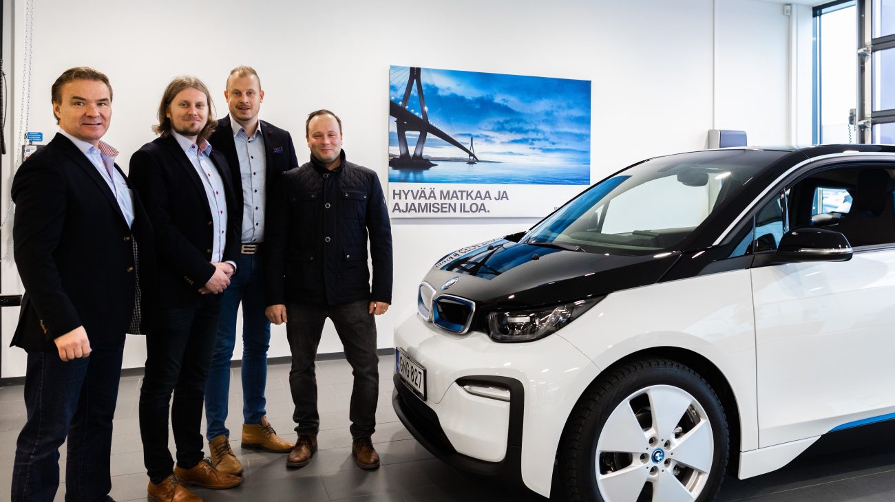 Tuomas Renlundilla (oik) oli hymy herkässä kun hän sai avaimet uuteen BMW:n i3 malliin