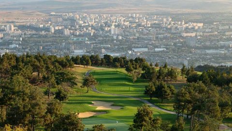 Golfkentältä aukeaa näkyvät laaksossa sijaitsevaan yli miljoonan asukkaan Tbilisiin.