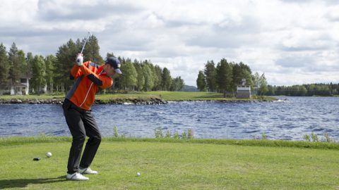 Paltamo Golfia pidetään Suomen kauneimpana. Tässä Tatu Toivo avaa kymppireikää.
