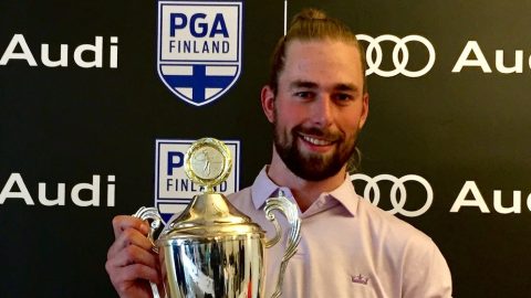Teemu Bakker kruunattiin Suomen PGA Championshipin voittoon.