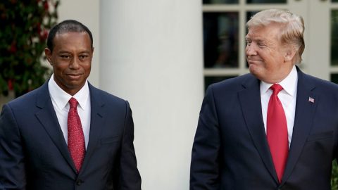 Tiger Woods vastaanottamassa Donald Trumpin myöntämää Presidentin vapaudenmitalia