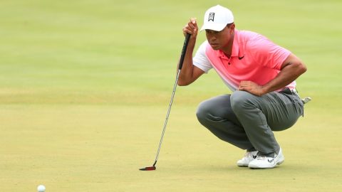 Tiger Woods pääsee taas kyykkyyn lukemaan puttilnjojaan edellisvuoden polvileikkkauksen jälkeen