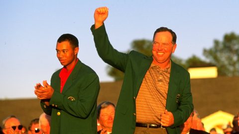 Tiger Woods sai vihreän takin hyvältä ystävältään Mark O´Mearalta