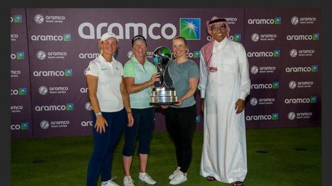 Krista Bakker (toinen oikealta) juhli joukkuekavereidensa kanssa Aramco Team Seriesin kisan voittoa