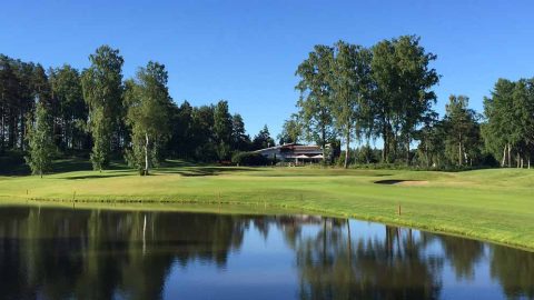 Aulanko Golfin Eversti-kentän yhdeksäs reikä pelataan kohti klubitaloa.