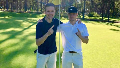 Samuli (vas.) ja Saku (oik.) Nykänen tekivät suomalaisen golfin historiaa Vierumäellä