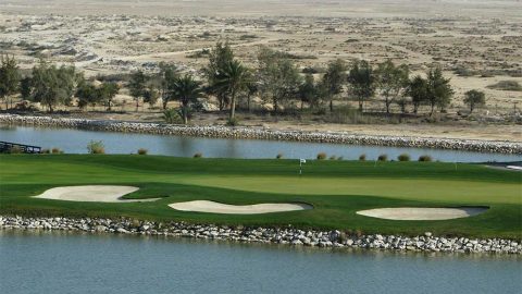 Doha Golf Clubin kentän reuna-alueet ovat vielä keskeneräisen oloiset.