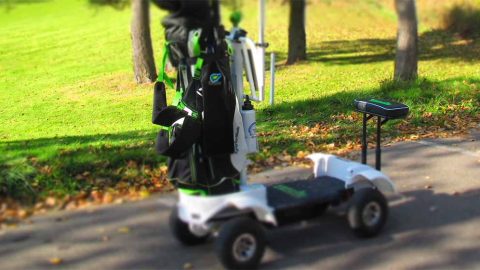 Golf Skate Caddy tarjoaa uuden tavan liikkua golfkentällä.