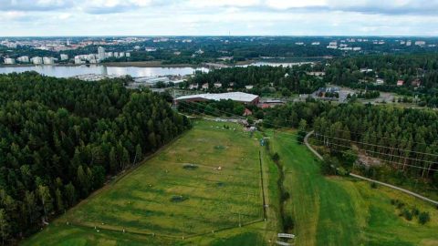 Hirvensalon Golf sijaitsee lähellä Turun keskustaa.