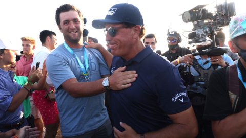 Jon Rahm oli ensimmäisten joukossa onnittelemassa 50-vuotiaana PGA Championshipin voittanutta Phil Mickelsonia Kiawah Islandilla pidetyssä kisassa