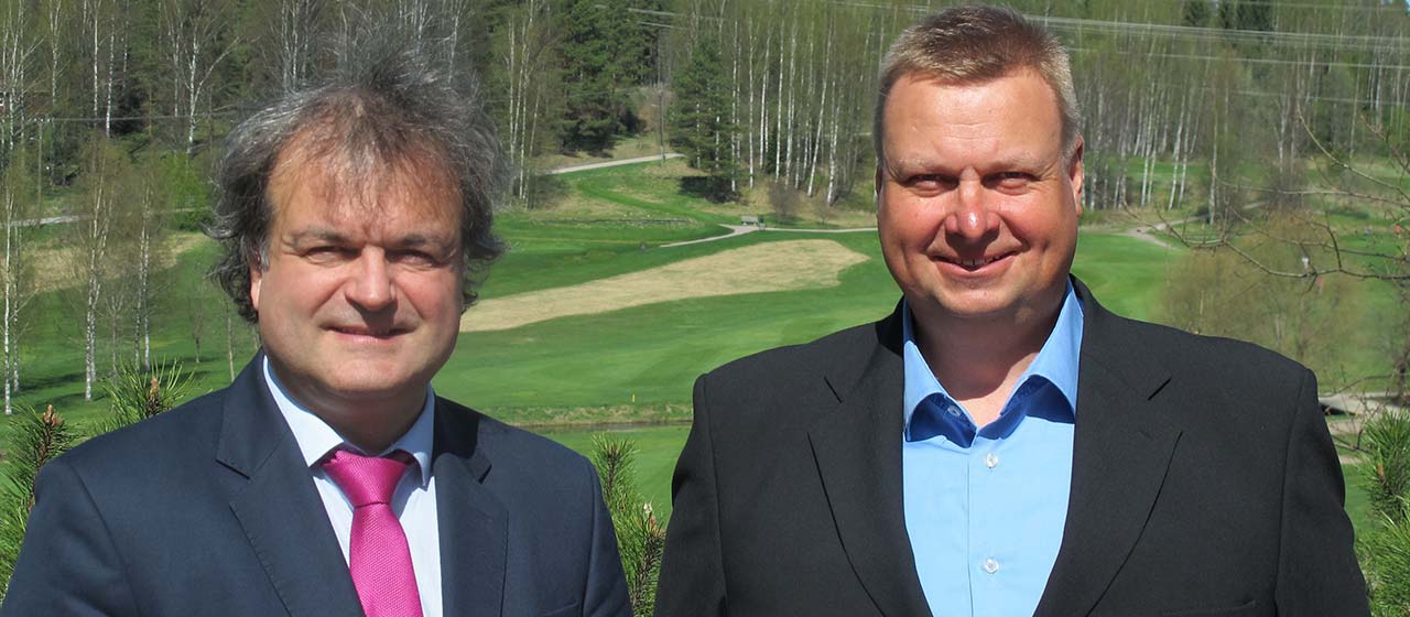 Viron golfliiton puheenjohtaja Marko Kaljuveer ja Timo Karvinen Espoon Golfseuran maisemissa.