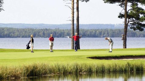 Nuasjärven maisemat jäävät jokaisen Katinkullassa pelaavan golfarin mieleen.