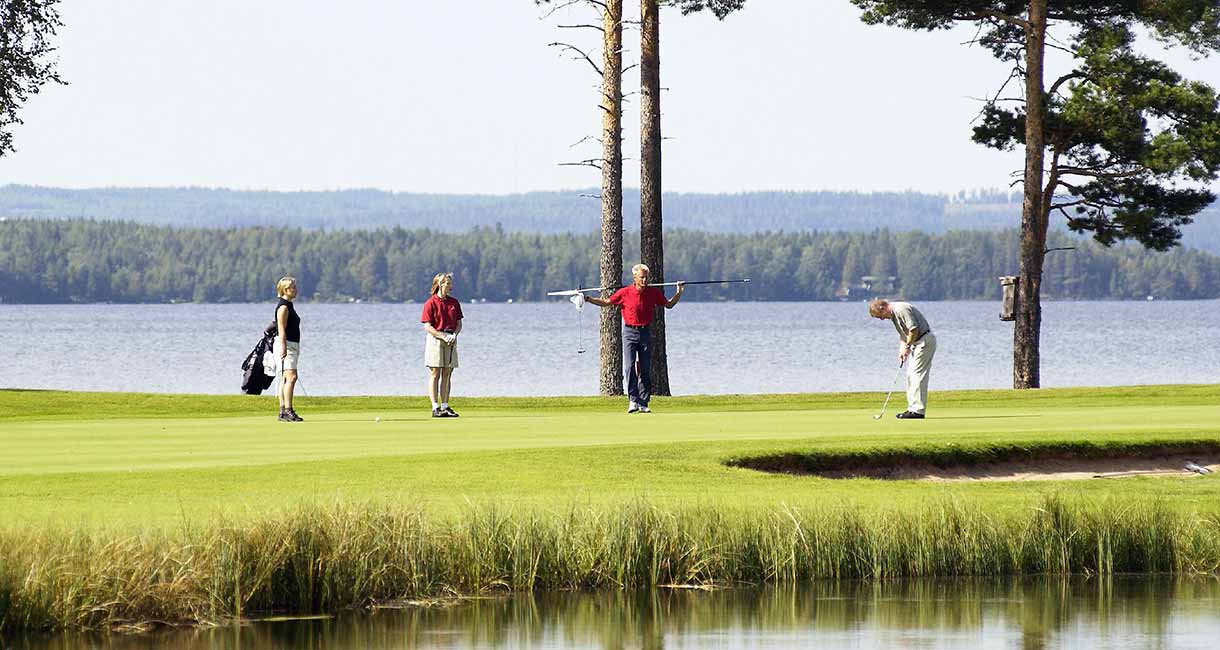Nuasjärven maisemat jäävät jokaisen Katinkullassa pelaavan golfarin mieleen.
