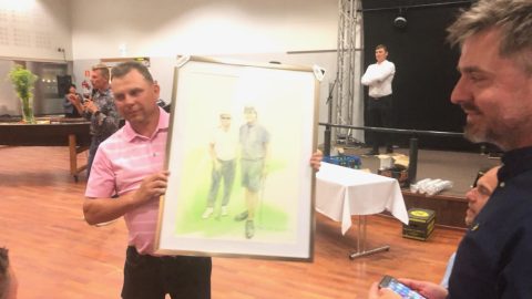 Mikko Korhosen ja Phil Mickelsonin Open Championshipissa ikuistetusta valokuvasta taiteiltu piiirros myytiin Tippukivi Openin yhteydessä pidetyssä huutokaupassa huutokaupassa