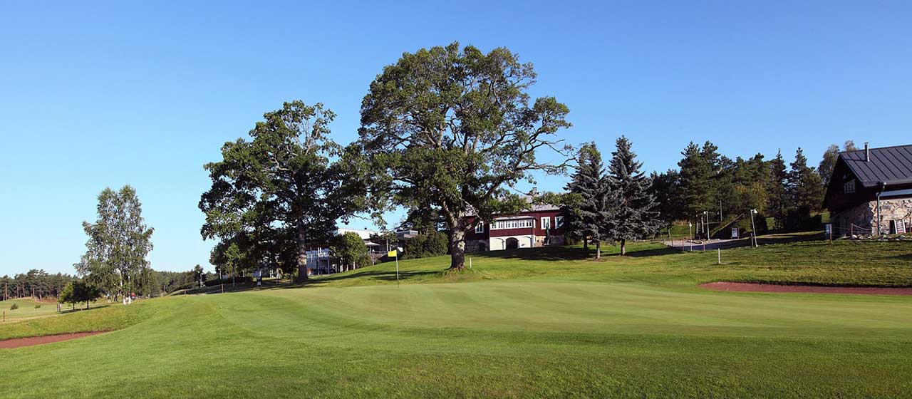 Kultaranta Golf sijaitsee Naantalin Luonnonmaalla.