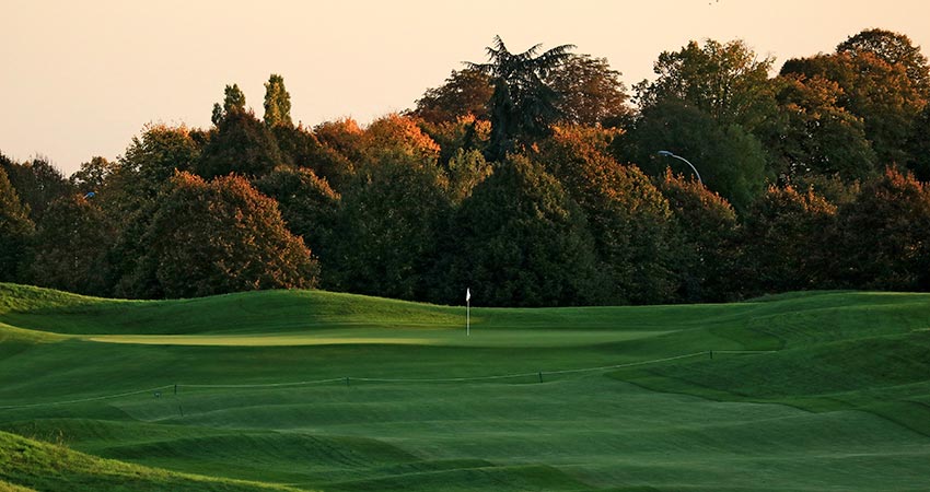 Syksyllä golfkentällä pääsee nauttimaan luonnon kirjavista väreistä.