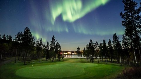 Revontulet houkuttelevat paljon ulkomaisia Suomeen. Monia voisi houkutella golfin pelaaminen revontulien alla esimerkiksi Levillä.
