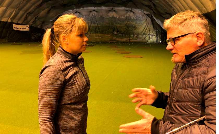 Matilda Castrén harjoittelee talvikaudella Suomessa käydessään Petteri Nykyn opastukseksssa Green Golfin hallissa