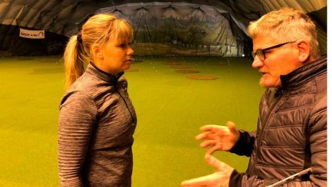 Matilda Castrén harjoittelee talvikaudella Suomessa käydessään Petteri Nykyn opastukseksssa Green Golfin hallissa