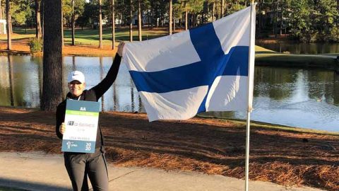 Isä ja avomies kannustivat Matilda Castrénin Suomen lippua apuna käyttäen menetykseen LPGA:n karsinnoissa syksylllä 2019