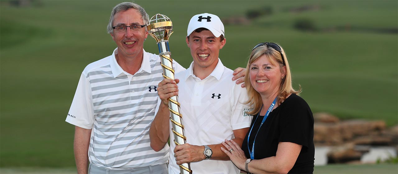 Matthew Fitzpatrick juhli päätöskisan voittoa vanhempiensa kanssa.