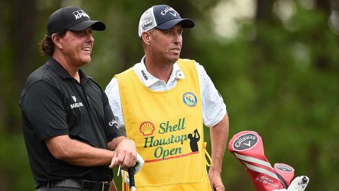 Caddiet kantavat PGA Tourin sponsoriliivejä pitkin hampain.
